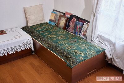 部屋のソファカバーはもともとスカート。ほどいてカバーとして再活用（撮影／廣瀬靖士）