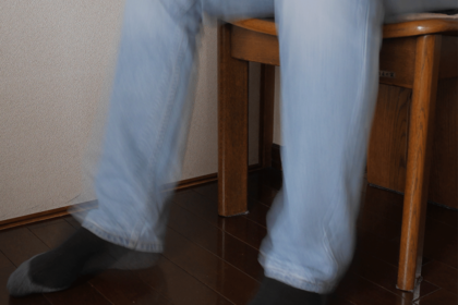 「お行儀が悪い!」と怒られたことがある人も多いのでは？しかし、その実態はあくびや深呼吸と同じように身体をリラックスさせるものだという