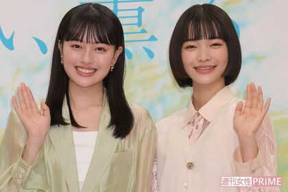 NHK朝ドラ『風、薫る』に出演の見上愛（右）と上坂樹里（左）