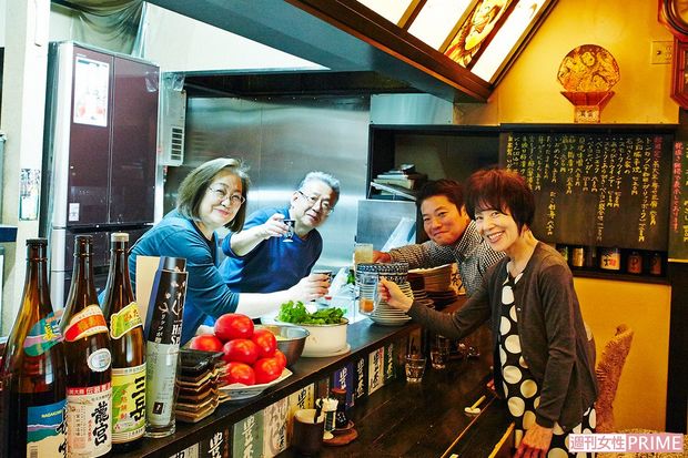 「居酒屋　土紋」にて。左が土紋の工藤さん夫妻。右が心平さんと母親のはるみさん。『酒と料理と人情と。青森編』より　撮影／寺澤太郎