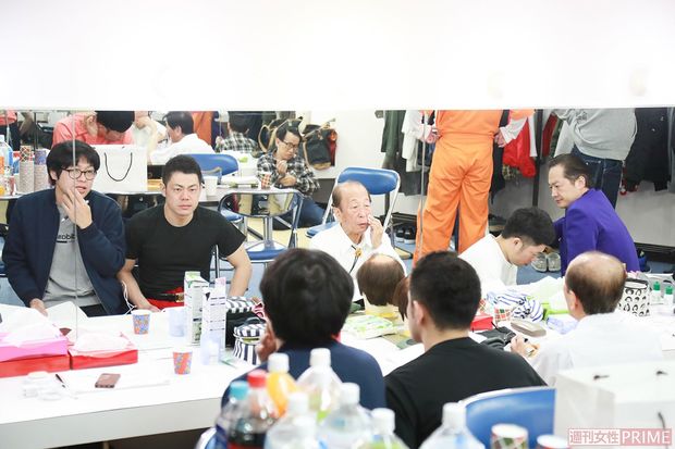 男性の楽屋での様子。　撮影／森田晃博