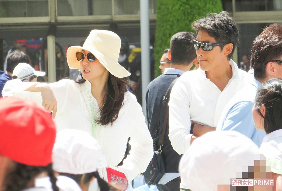 松嶋菜々子と反町隆史、娘の運動会で目立たないようにするも目立つ