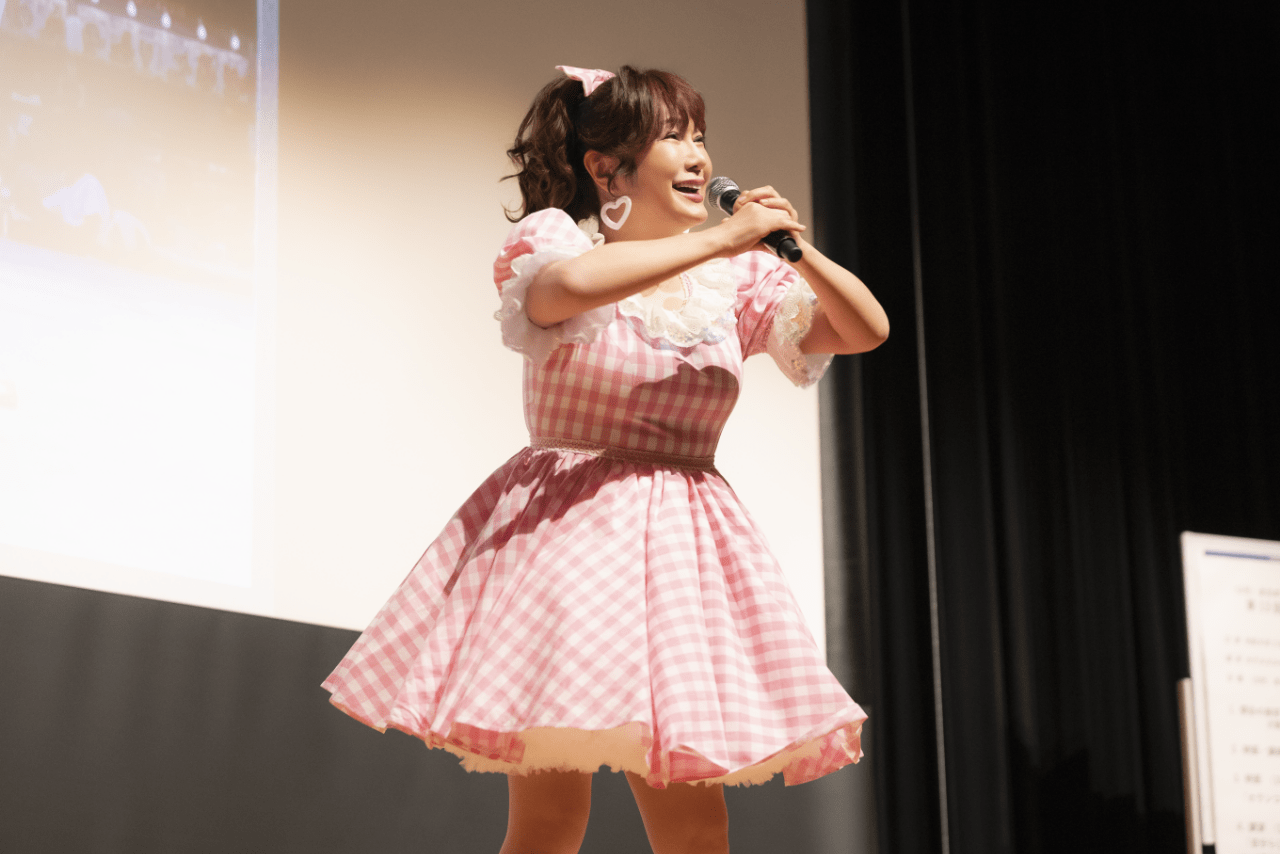 ピンチをチャンスにかえる形で思いついた「エアあやや」で大ブレイク（撮影／矢島泰輔）