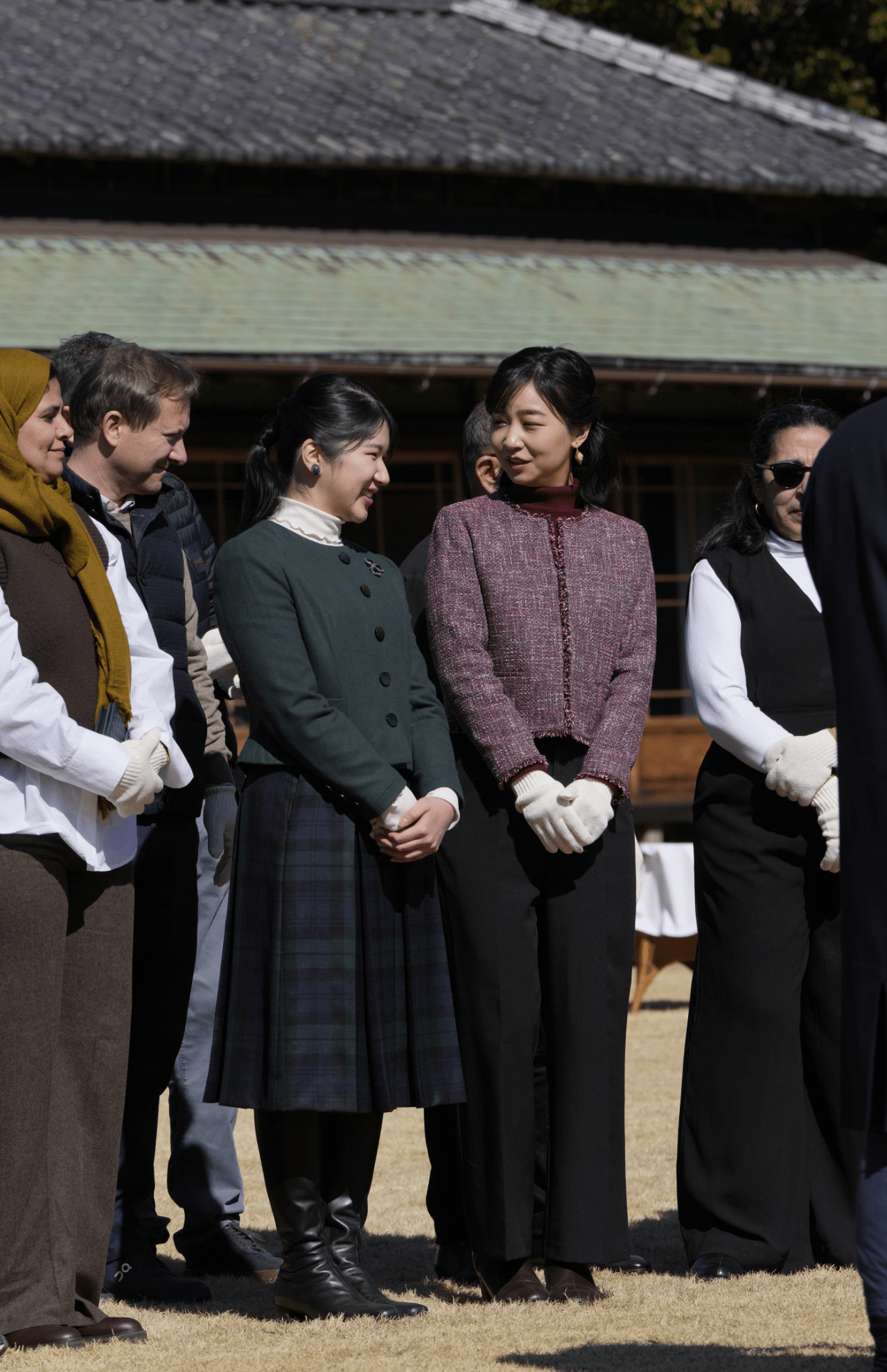 皇室の伝統行事「外交団鴨場接待」で、愛子さまと佳子さまは各国の駐日大使夫妻らと英語で交流するなどホスト役を務めた（2025年2月14日）