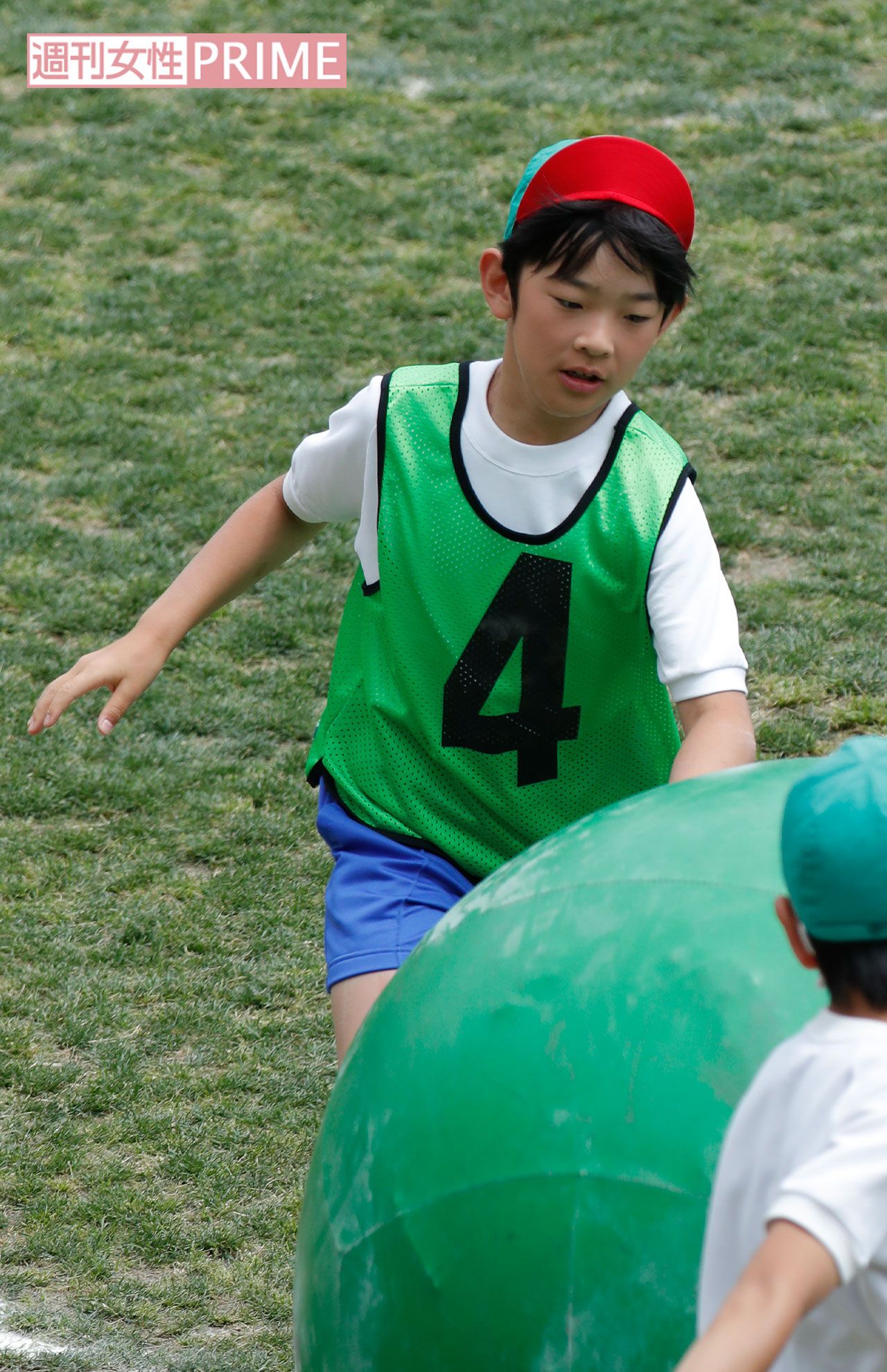 2018年5月、6年生の悠仁さまが小学校最後の運動会に臨まれた際の1枚。直径約１メートルの大玉を転がしてリレーする「大玉おくり」にご出場。同級生と力を合わせて大玉を転がし、勢い余ってコーンにぶつかる場面も。ご両親も保護者席から笑顔で見守られていた。