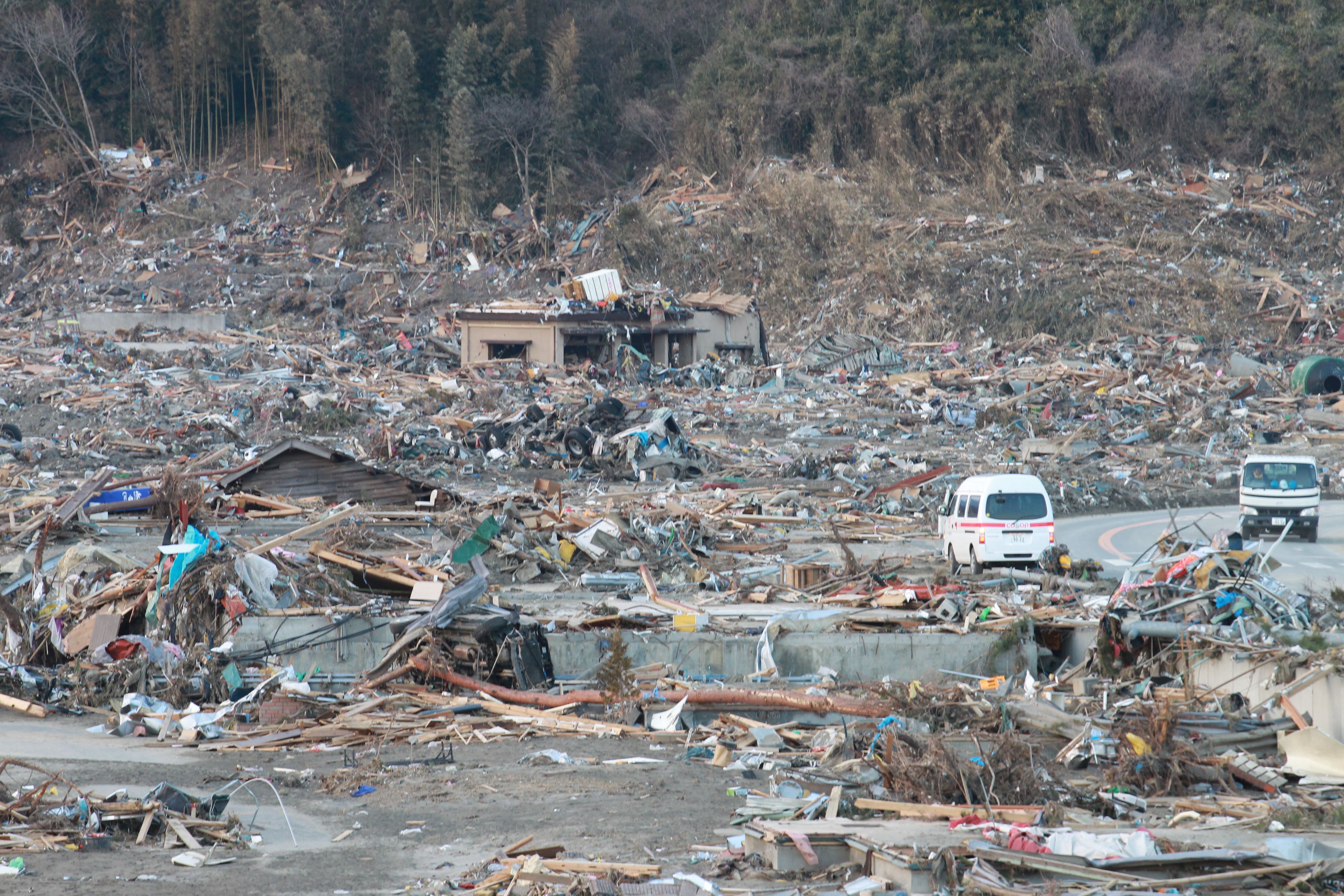 後ろの山を見ると、麓まで津波が来ていたことがわかる（陸前高田市、2011年3月29日〜4月1日）