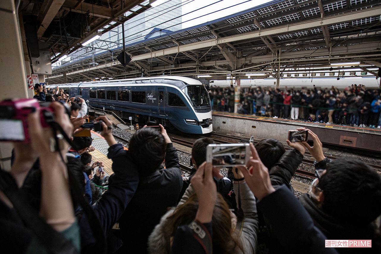 撮影に殺到した鉄道ファン　撮影／週刊女性写真班