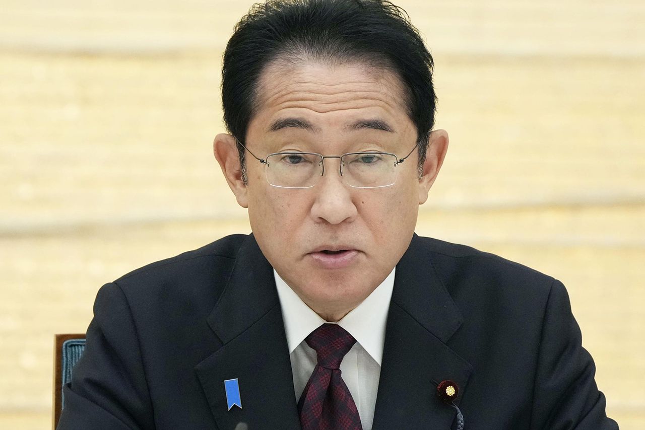 男女共同参画会議であいさつする岸田文雄首相