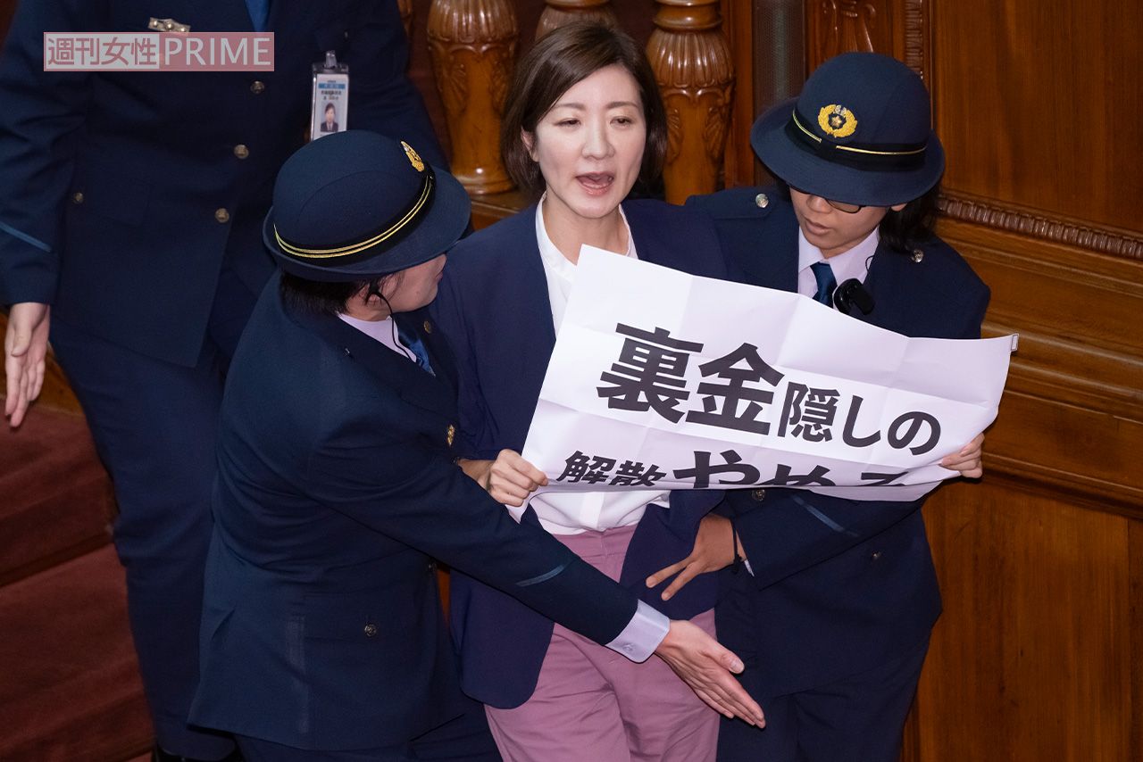 女性衛視2人に抱えられながら壇上から降ろされる大石あきこ氏(2024年10月1日、週刊女性写真班)