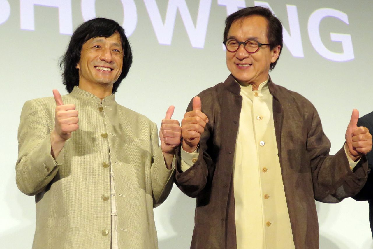 13年ぶりに来日したジャッキー・チェン（右）。舞台挨拶では、ものまね芸人のジャッキーちゃん（左）に酔拳を伝授する場面もあった（写真／産経ビジュアル）