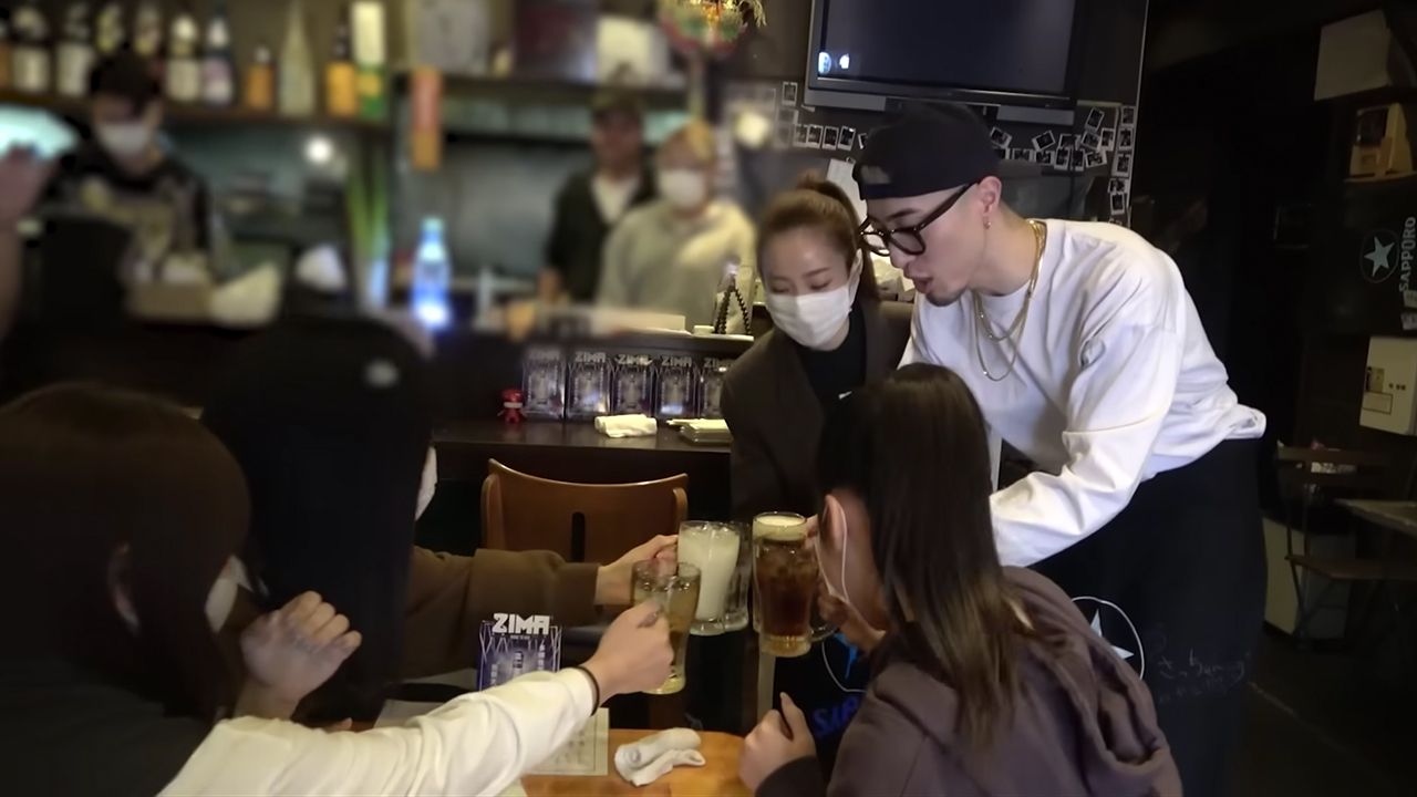 中町綾は水で、兄のJPはビールで予約客と乾杯（中町兄妹のYouTubeより）