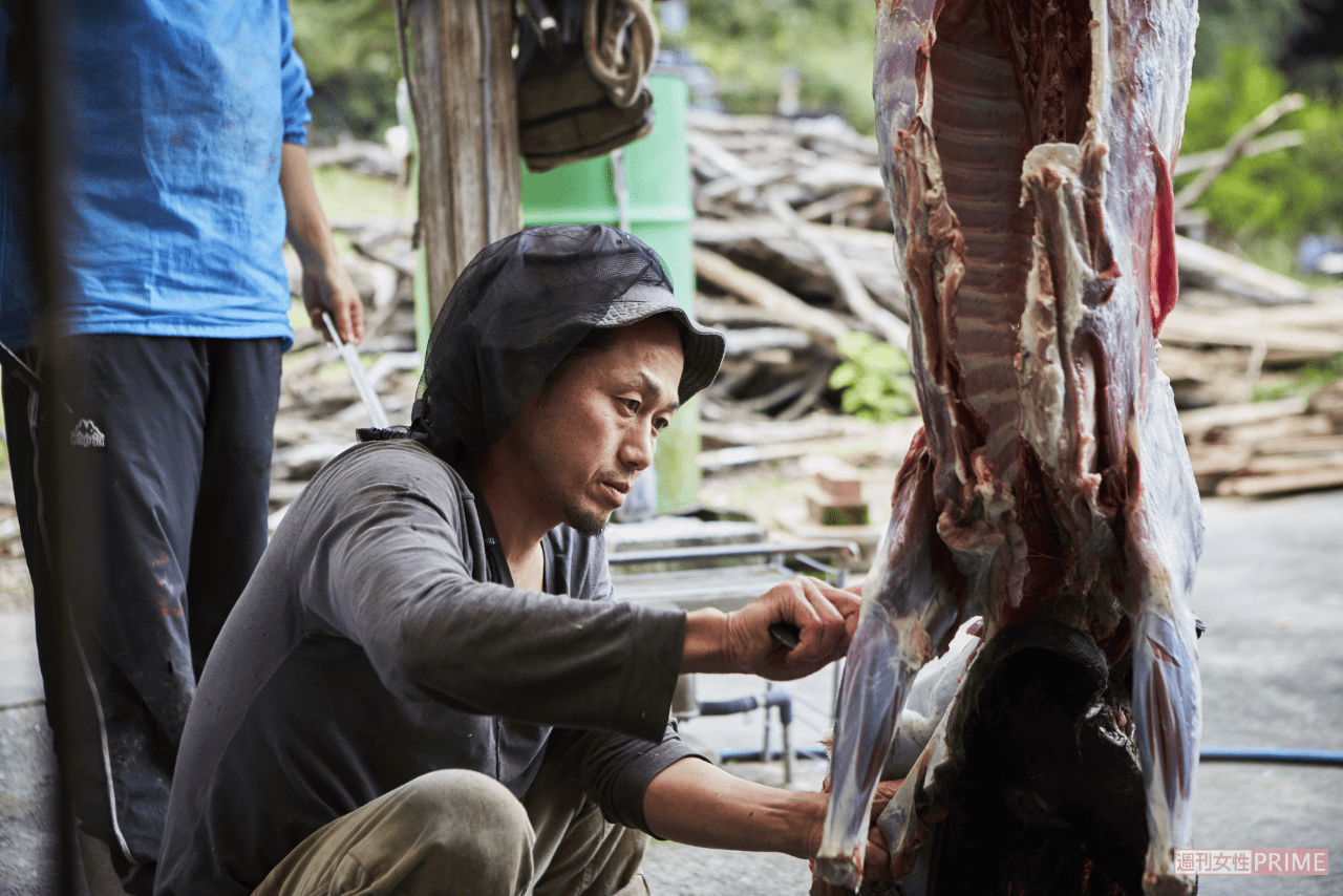 自ら動物を狩り、捌いて食料に。捕らえた動物たちには感謝の気持ちを込めていただくという※撮影／いとうしゅんすけ