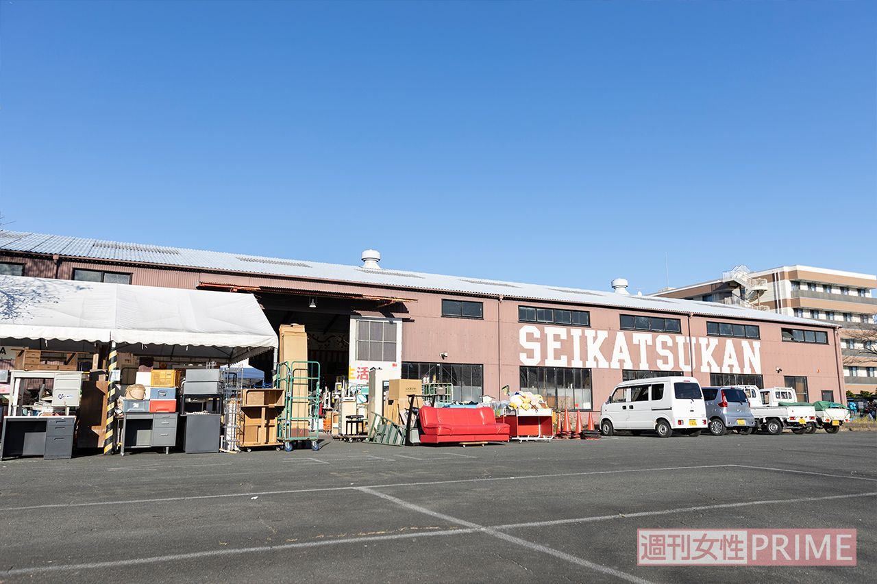 大型の目玉商品が店の外にもずらりと並ぶ。店内には家具や家電、食器や雑貨がきれいに整頓され、隙間なく陳列されている