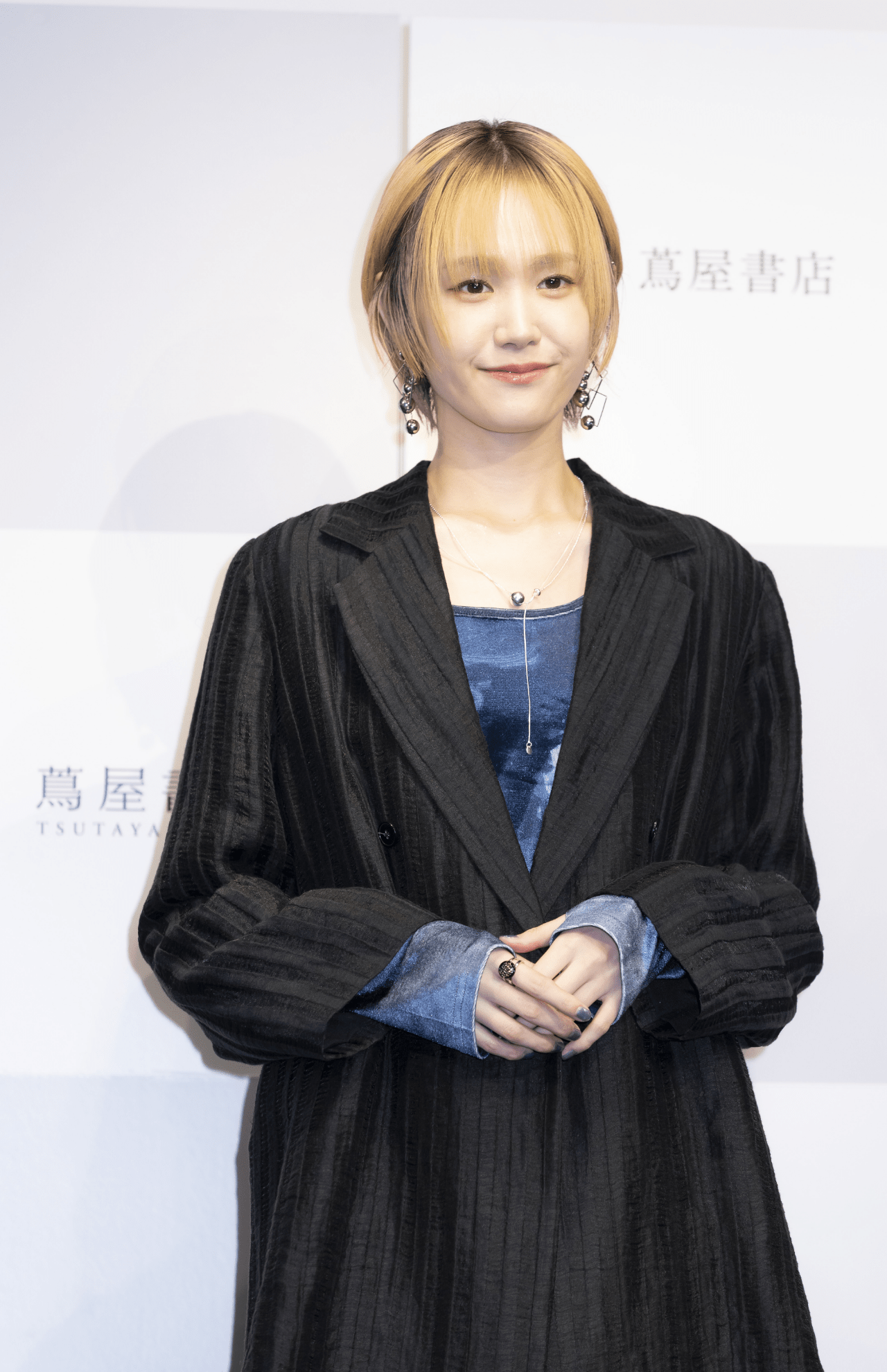 セカンド写真集『わー!!!』発売記念会見に参加した尾碕真花