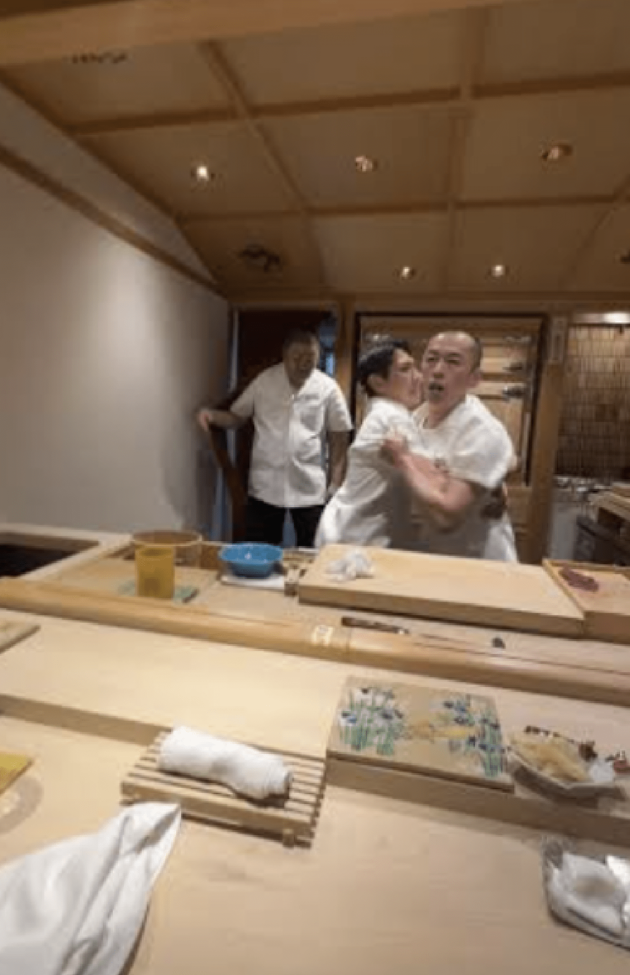 「大将に殴られかけた」お店側とトラブルになった際のラウンジ嬢・明太子さんの投稿（Xより）