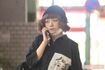 電話をかけながら歩く広田レオナ('17年7月)