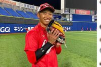 カープ中村奨成「野球に真摯に」年俸100万円ダウンで契約更改も“女性トラブル”はお咎めナシ　秋季練習不…