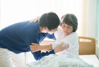 うつを患い薬を手放せなくなることも 100万人越え「男性介護」の課題を考える