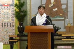 穏やかな語り口。講話には外国人観光客の姿も