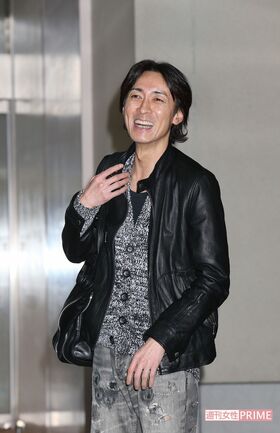 婚姻届を提出した翌日、幸せそうに笑顔を浮かべる矢部浩之（'13年）