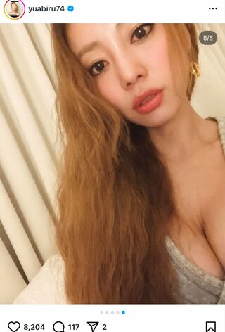 “胸元アピ”が強いあびる優（本人のインスタグラムより）