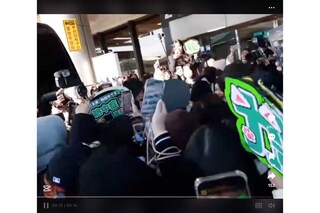 韓国の空港で大勢のファンに囲まれ、もみくちゃにされる『なにわ男子』（TikTokより）