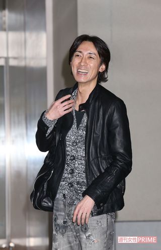 婚姻届を提出した翌日、幸せそうに笑顔を浮かべる矢部浩之（'13年）