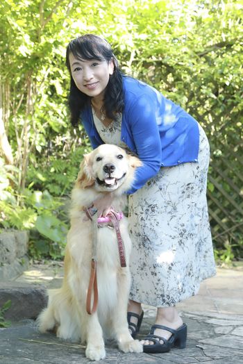 自宅の庭で愛犬・こりきと。海街に住んでから、日舞や琴、居合などの習い事もするようになった