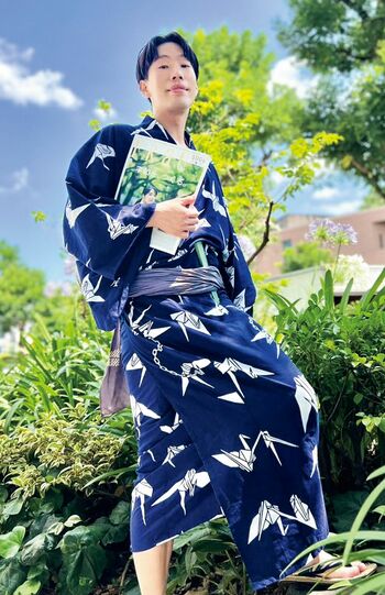 坂口涼太郎、名前に“涼”の字が入っているだけに、夏とは思えないクールな雰囲気を纏う（写真／公式SNSより）