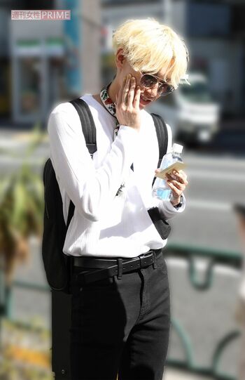 直撃に対して笑顔を見せる法月康平