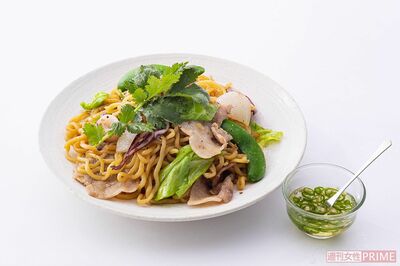 オイスターソースとナンプラーの風味が食欲をそそる「春野菜たっぷりエスニック焼きそば」と焼きそばの“味変”にピッタリ「青とう酢」調理／みないきぬこ　スタイリング／中村弘子　撮影／廣瀬靖士