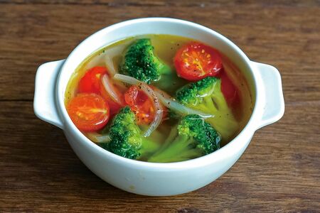 ブロッコリーとミニトマトのオニオンスープ　撮影／松山絵美