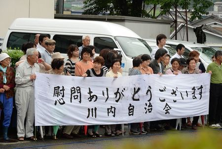 慰問先では、限られた時間で多くの人と触れ合えるよう両陛下は別々にお声がけを行っている