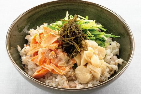 サケとホタテ缶のどんぶり　撮影／向村春樹