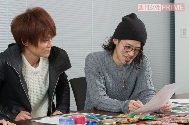 猫派のJunくん（左）と犬派のわちゅ～くん（右）。わちゅ～くんは犬用のちゅ～るに興味が！