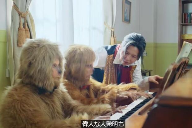 類人猿にピアノを教えている（写真：『Mrs. GREEN APPLE』公式YouTubeより引用）