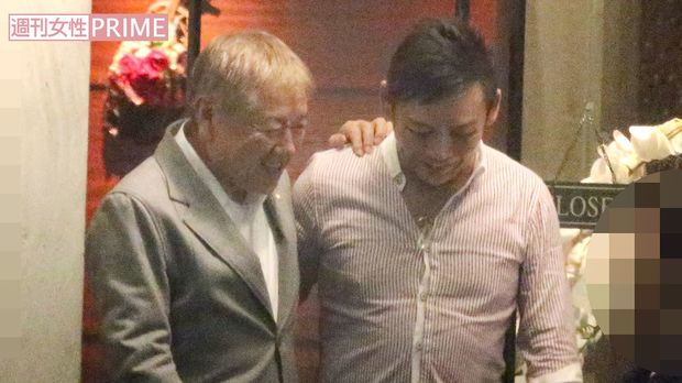 '13年4月7日、都内で行われていたりえの誕生日会。長友さんの隣はヘアメイクのカリスマ黒田啓蔵氏