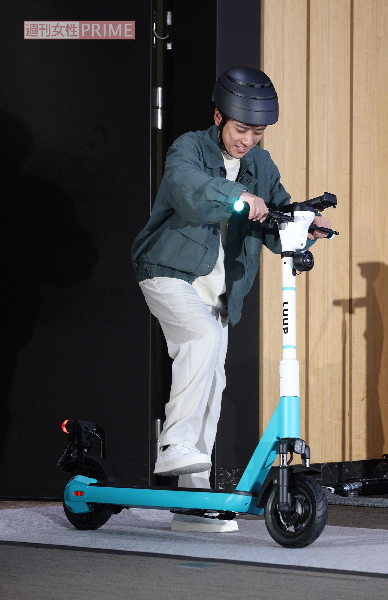 2024年10月、『LUUP』新CM発表会にて電動キックボードを試乗する二宮和也