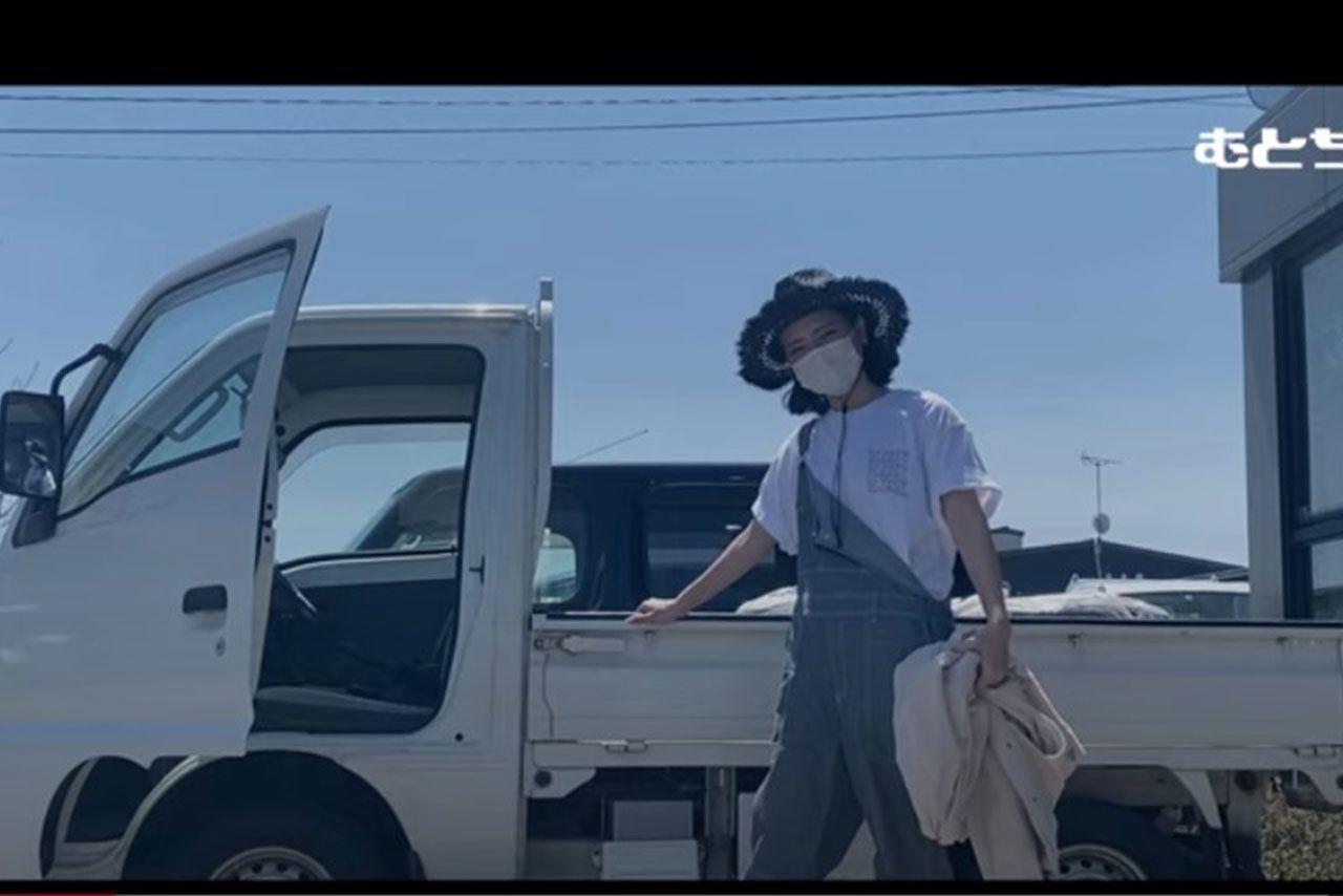 武藤千春さんのYouTube「むとちゃんねる」では、農業のための軽トラを購入したり、畑での作業など農ライフを紹介