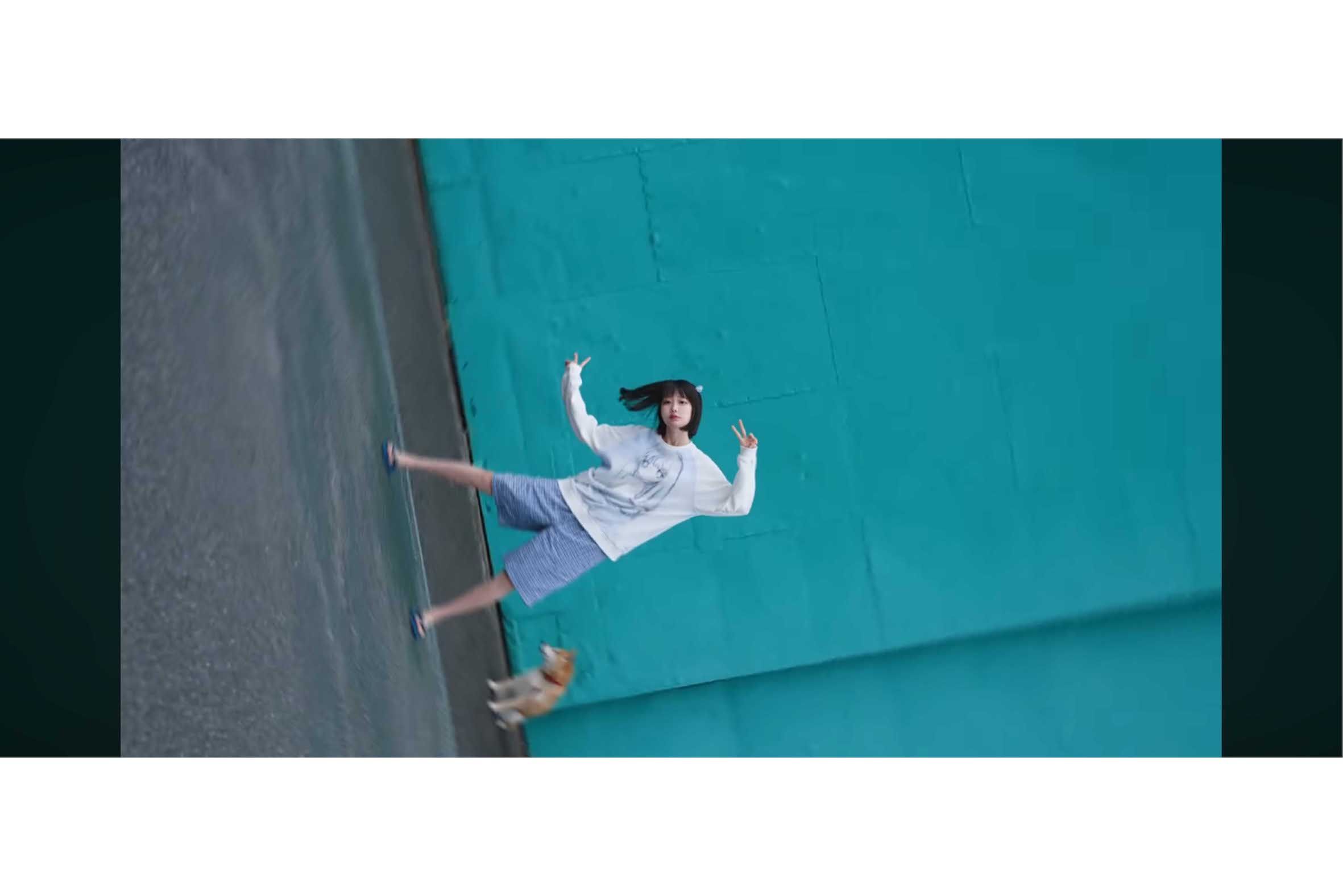 青い壁の前に立ってダブルピースをしているあのが、上半身を大きく左右に動かすのに合わせて、画面が左右に大きく揺れるという内容の『ライフカード』のCM（公式YouTubeより）