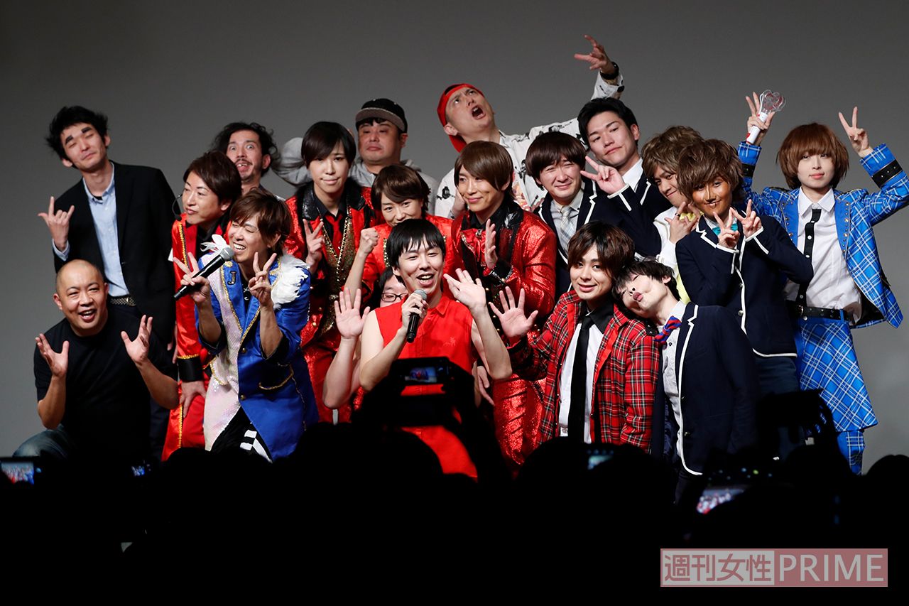 ライブ最後に撮影した超豪華な全員集合写真！　撮影／齋藤周造