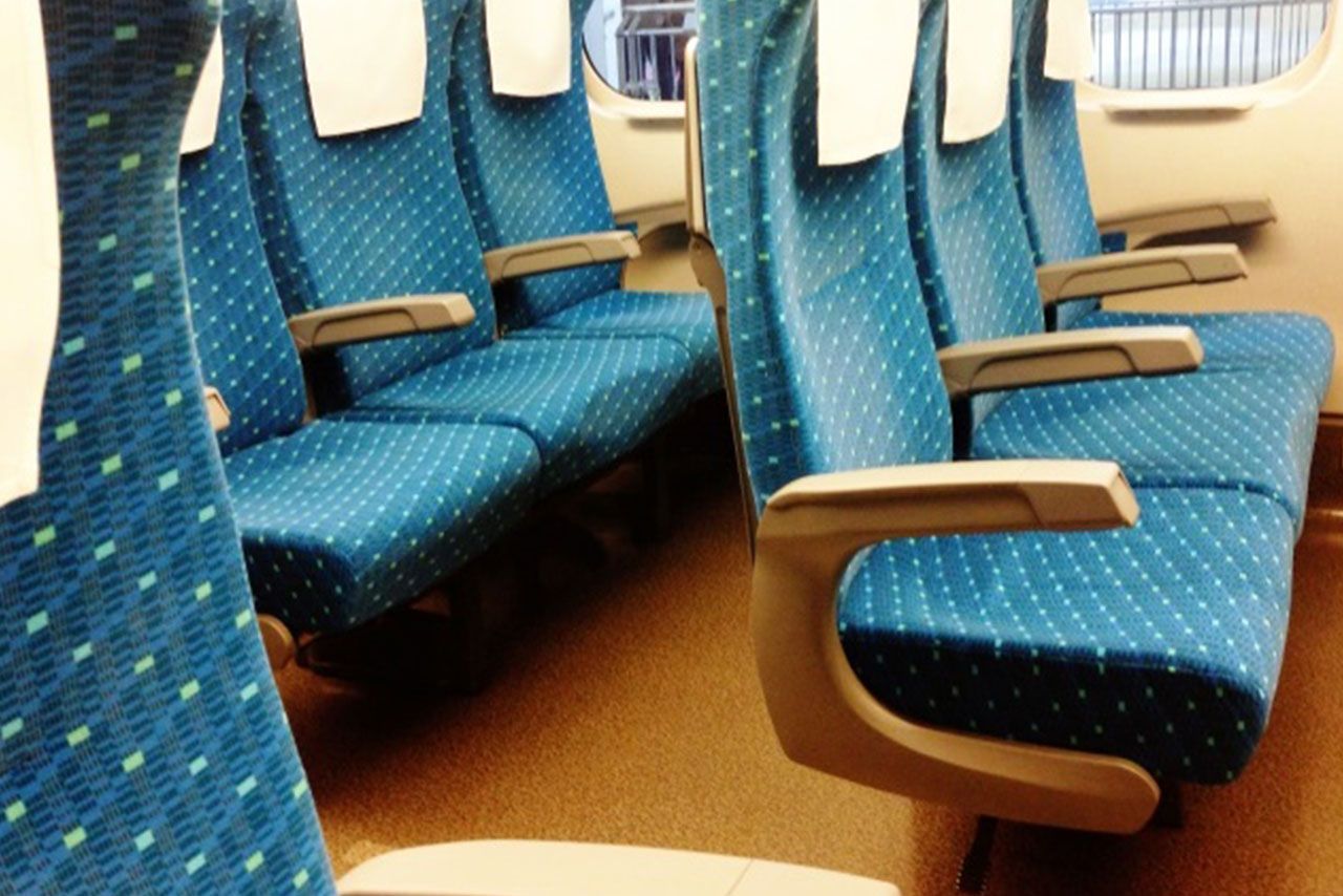 麻疹が流行している時期の新幹線や電車・バスなどの公共交通機関を利用する際は慎重に!（写真はイメージ）