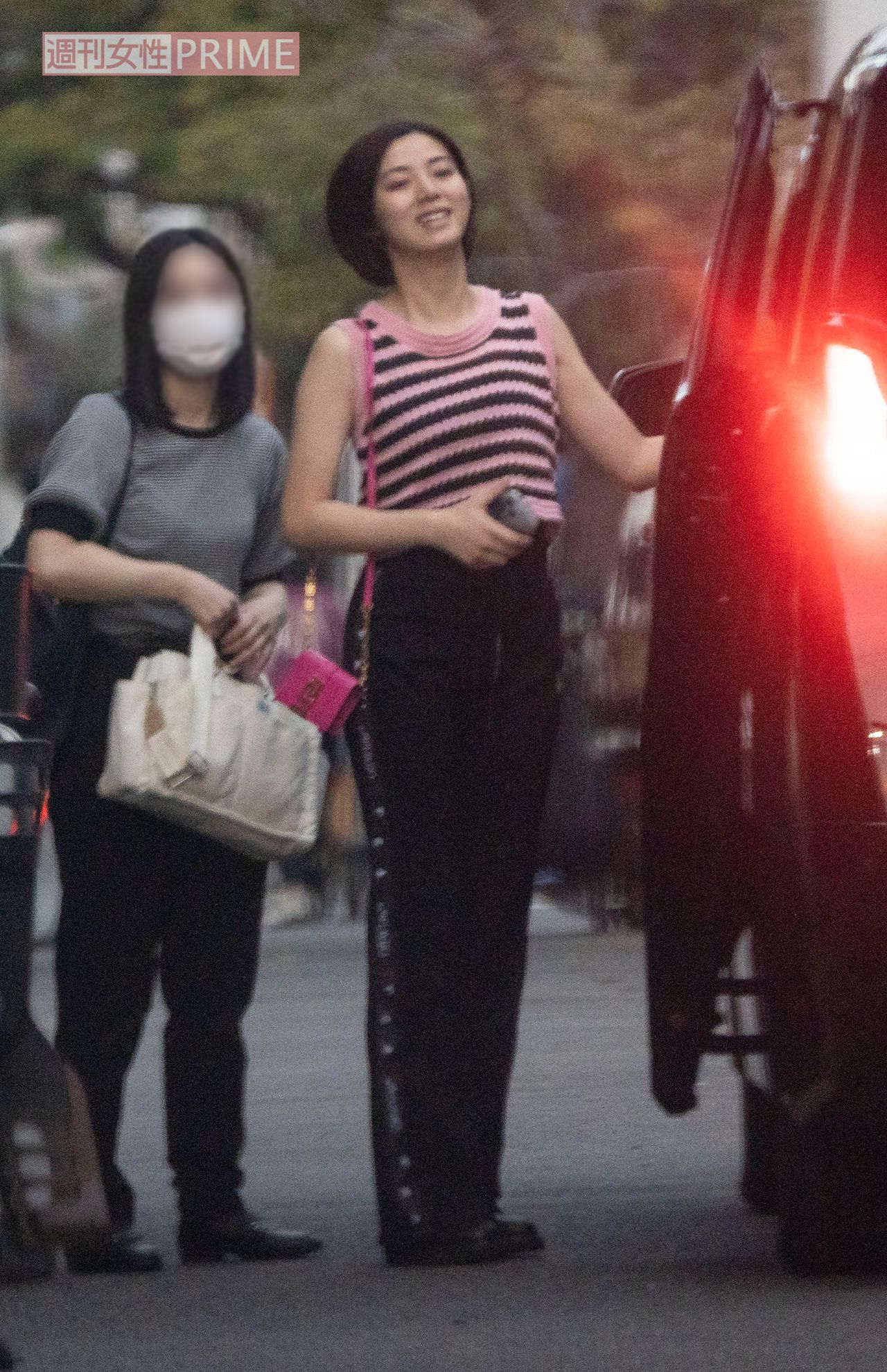 ドラマ『地面師たち』撮影終了後は、大胆なノースリーブで帰路に就いた池田エライザ（2023年9月）