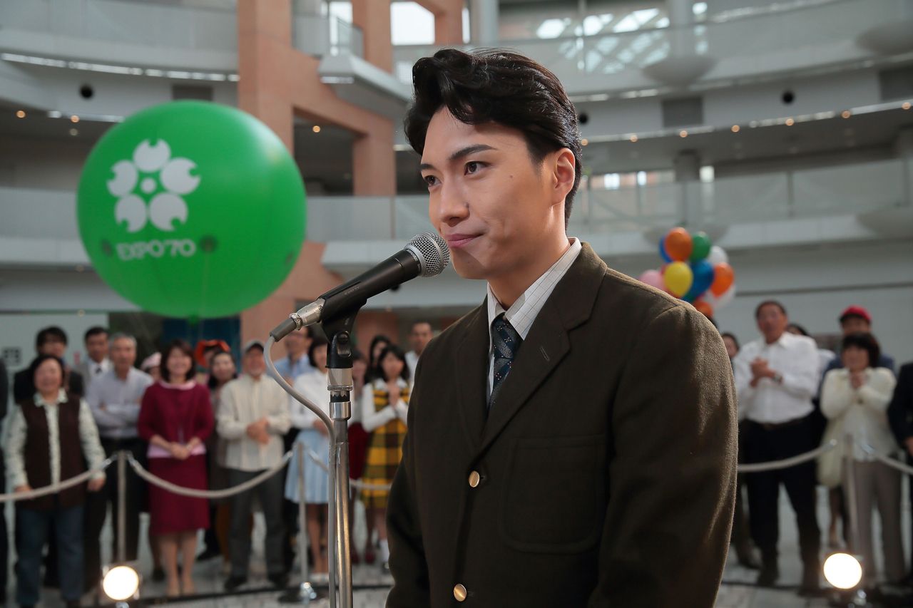 岩佐栄輔役の松下優也　(c)NHK