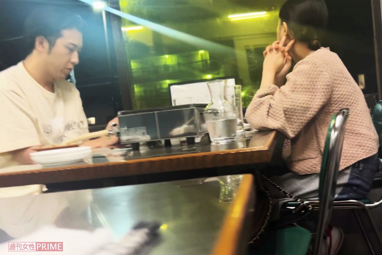 5月中旬、松本潤の行きつけ店で焼き肉“密会”を楽しんだ尾上松也（左）と大原櫻子