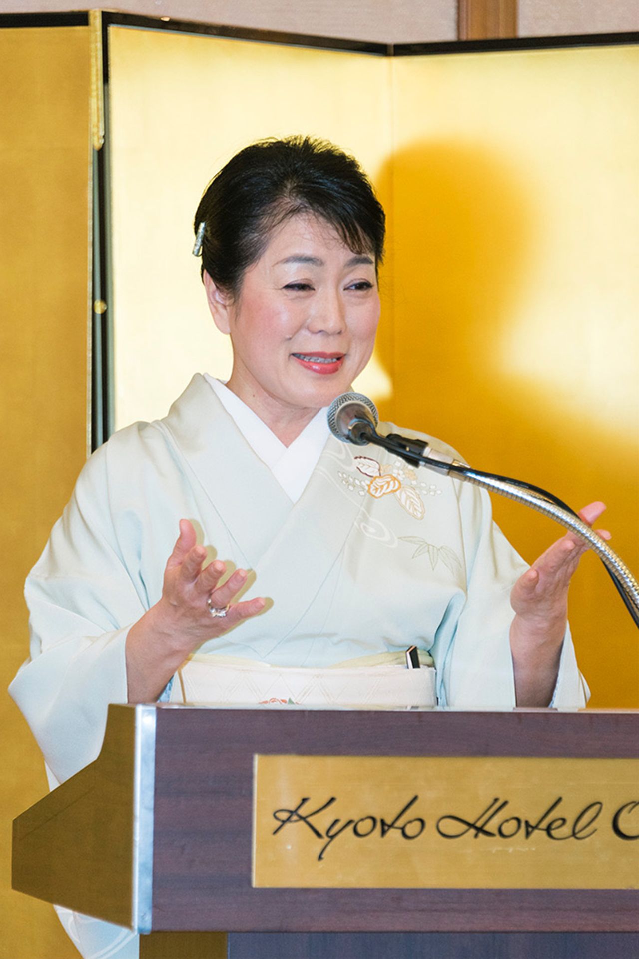 講演やセミナーの依頼が引きも切らず。店の仕事とあわせて全国を飛び回る日々。京菓子やおもてなしなどをテーマに、中学校の修学旅行から企業や業界団体向けまで多岐にわたる