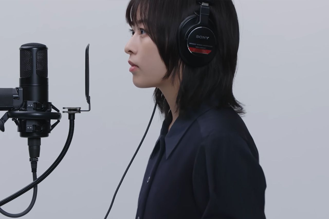 『THE FIRST TAKE』で歌声を披露する森七菜。ヘッドホンの左右が逆になっている（YouTubeより）