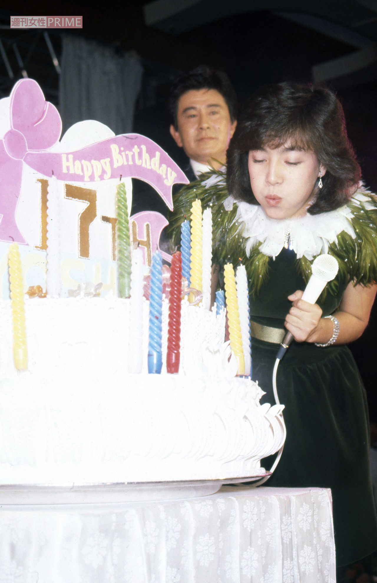 17歳の誕生パーティーで勢いよくロウソクの日を吹き消す柏原芳恵