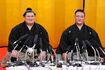 横綱昇進の伝達式を終えて記者会見する大の里と二所ノ関親方(共同通信社)
