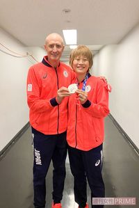 キャプテンの高田選手と栄光を分かち合うホーバスHC